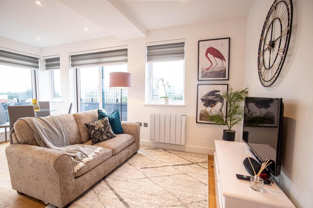 Two Bed Flat With Wrap Around Terrace Near Legoland, Windsor, Tube Station Apartment Slough Luaran gambar