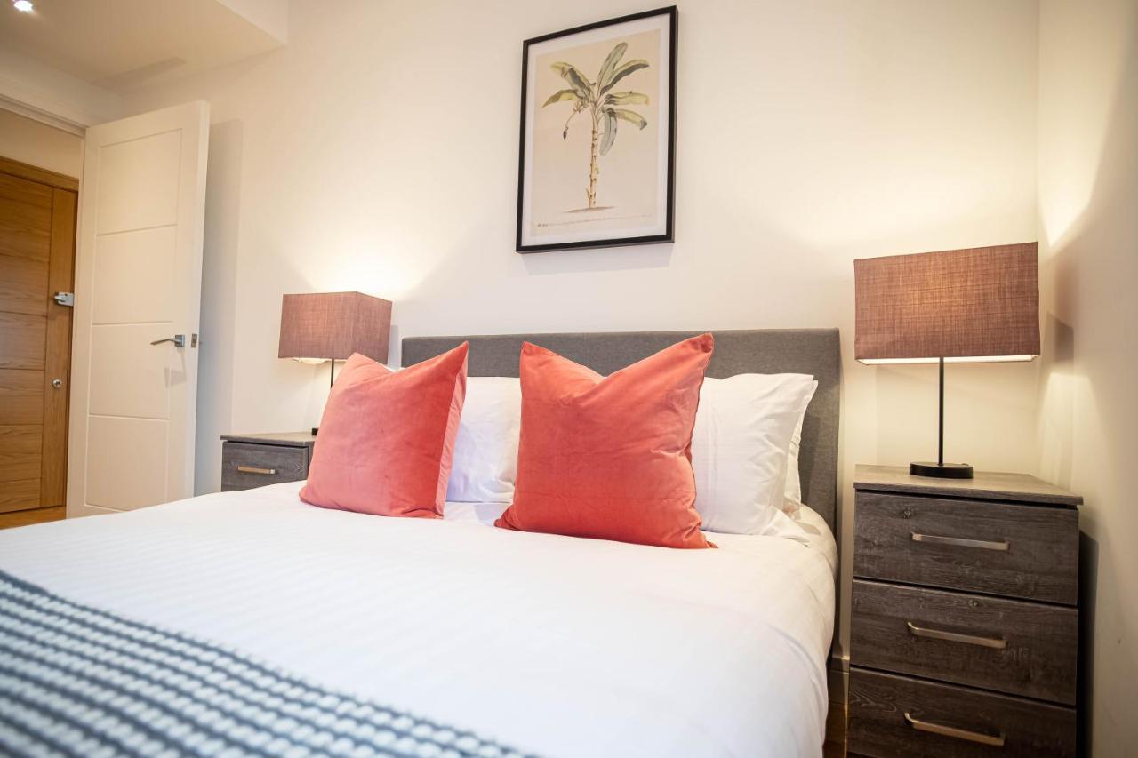 Two Bed Flat With Wrap Around Terrace Near Legoland, Windsor, Tube Station Apartment Slough Luaran gambar