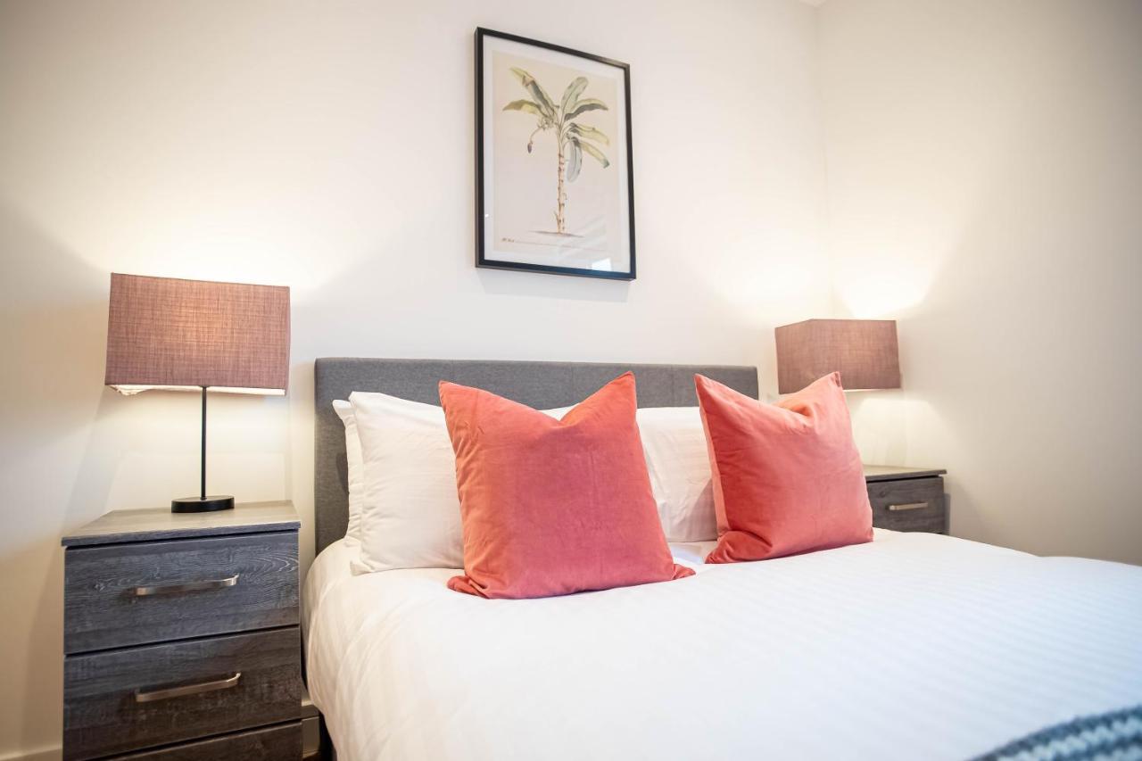 Two Bed Flat With Wrap Around Terrace Near Legoland, Windsor, Tube Station Apartment Slough Luaran gambar